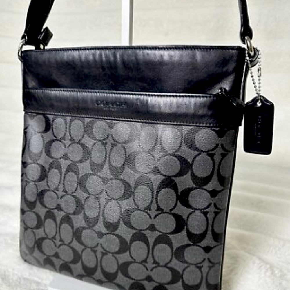 Coach Signature Black and Gray Shoulder Bag/UNISEX/USED
